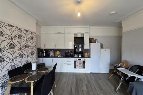 3 bedroom flat to rent, Manor Park Crescent, Edgware