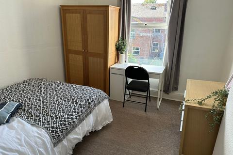 6 bedroom house to rent, Latchmere Road, Manchester M14