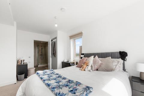 3 bedroom apartment to rent, Millet Place, Pontoon Dock London E16