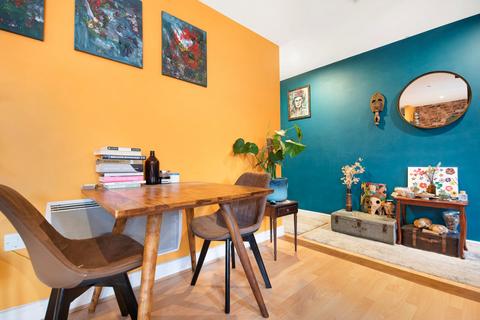 2 bedroom flat to rent, Morton Close, London