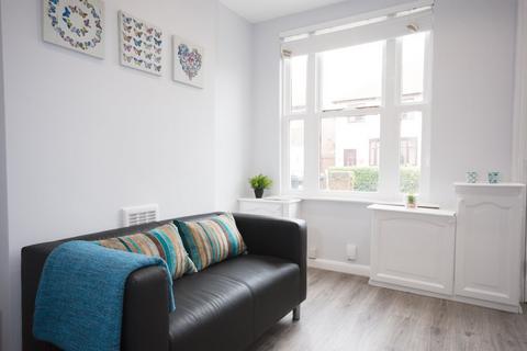 3 bedroom end of terrace house to rent, Trafalgar Road, Nottingham NG9