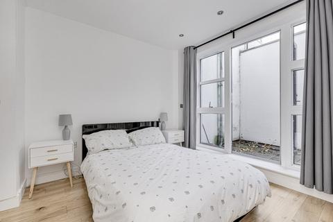 2 bedroom flat for sale, Gerards Place, London
