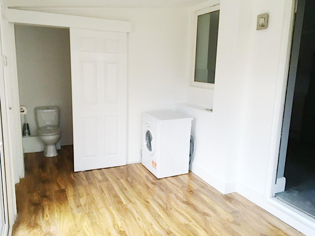 Bright, freshly painted room with attractive wo...