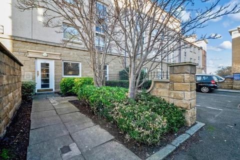 2/8 Blandfield, Edinburgh, EH7 4QJ