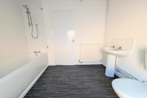 4 bedroom maisonette to rent, Market Hill, Rothwell, NN14