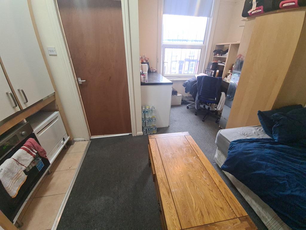 A compact and tidy single bedroom featuring a c...