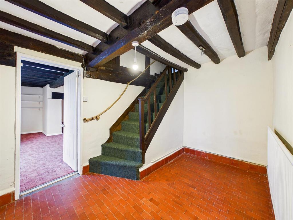 Entrance hall / Stairs