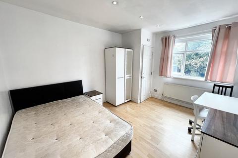 undefined, Room 4, Strathmore Avenue