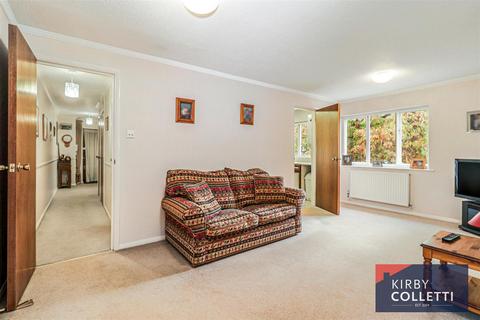 2 bedroom flat for sale, Yewlands, Hoddesdon