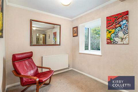 2 bedroom flat for sale, Yewlands, Hoddesdon