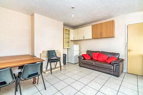 6 bedroom house to rent, Kitchener Road, Hampshire SO17