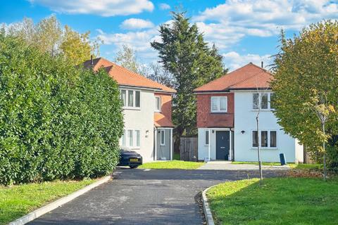 4 bedroom detached house to rent, Horley, RH6