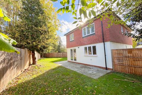 4 bedroom detached house to rent, Horley, RH6