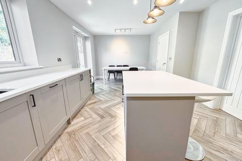 4 bedroom detached house to rent, Horley, RH6