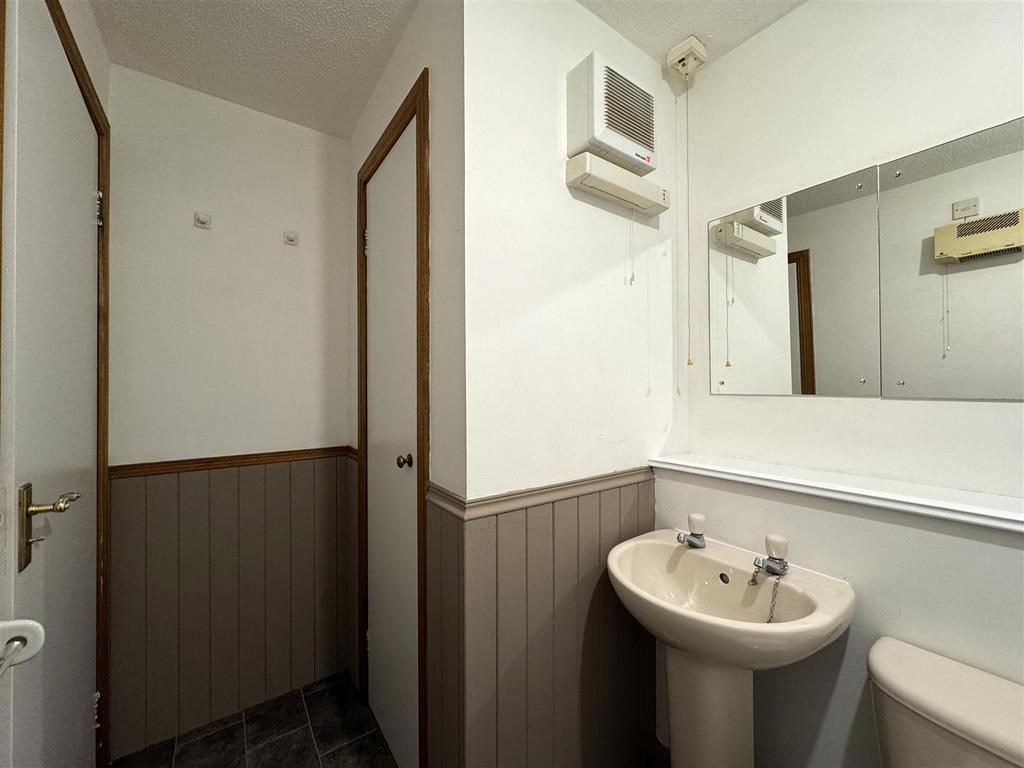 Bathroom 1.1.jpg