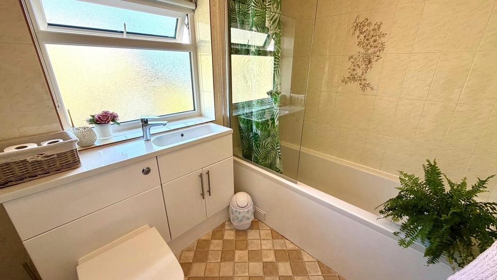 Tiled 3 piece bathroom