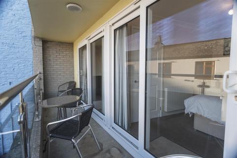 2 bedroom apartment to rent, Clarence Street, Dartmouth