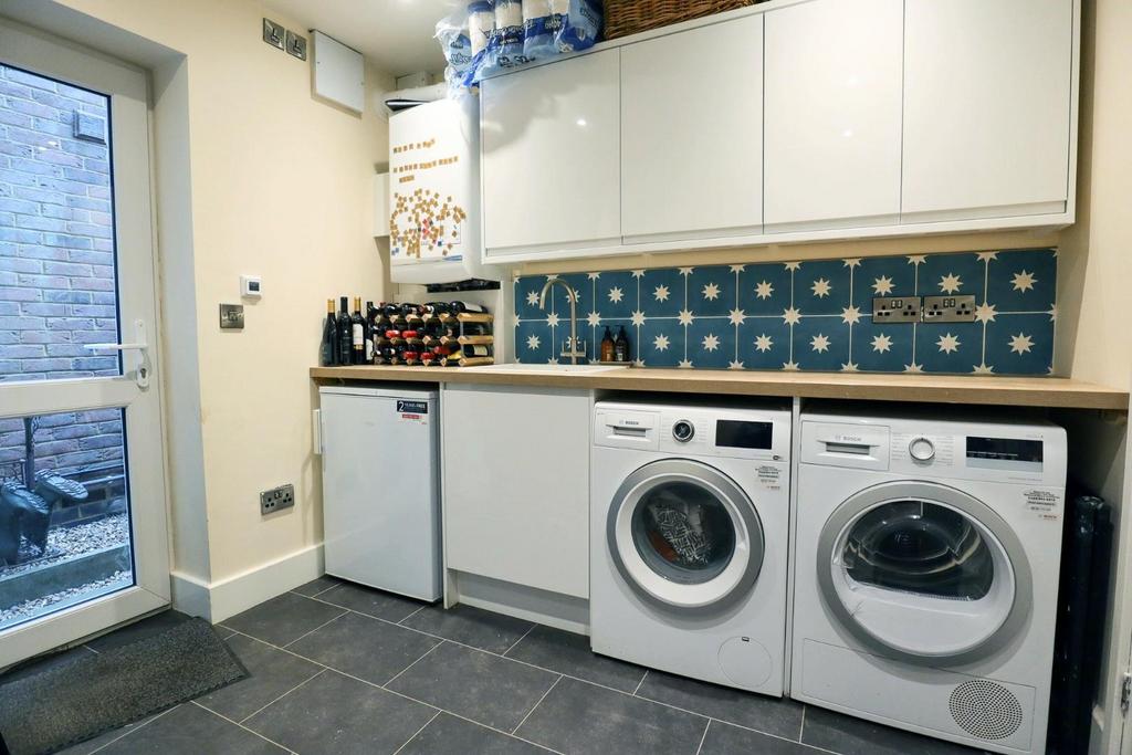 Utility room (2).jpg