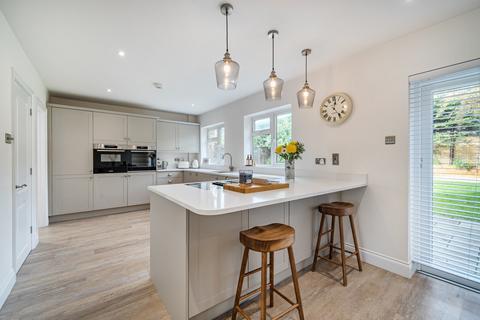 4 bedroom detached house for sale, Manor Park Drive, Yateley, Hampshire