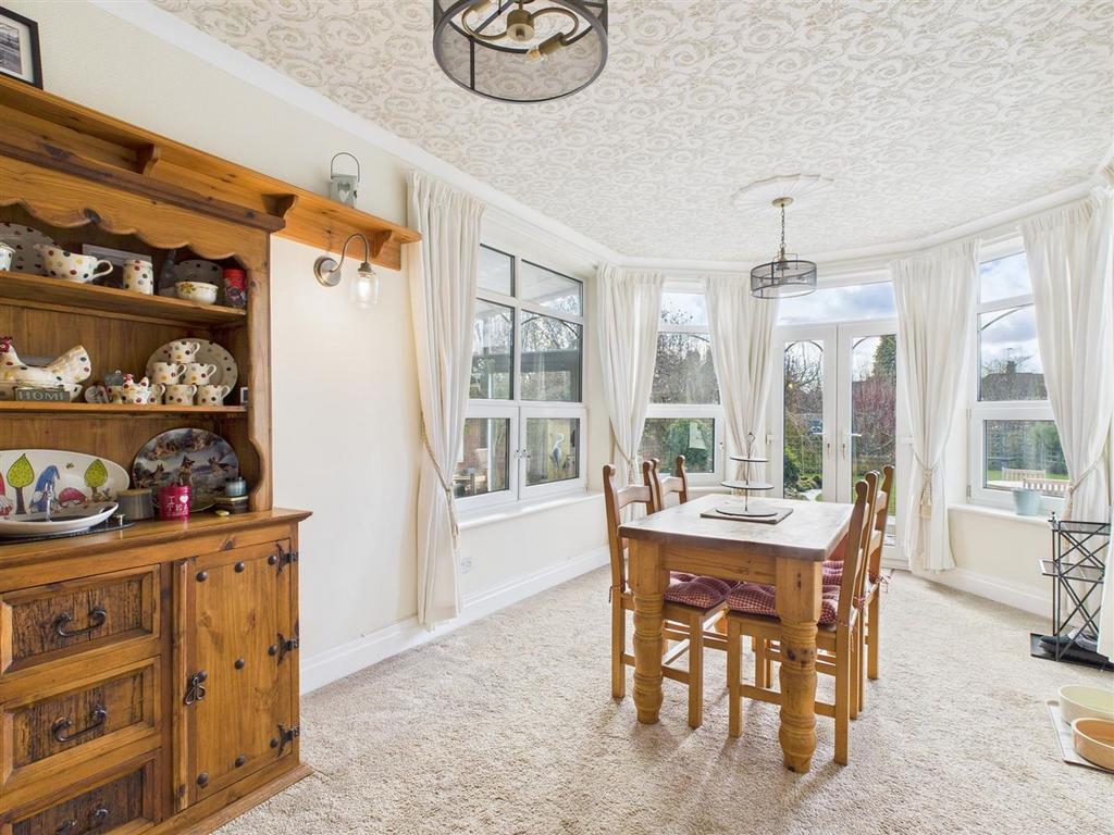 Sitting room/ dining area