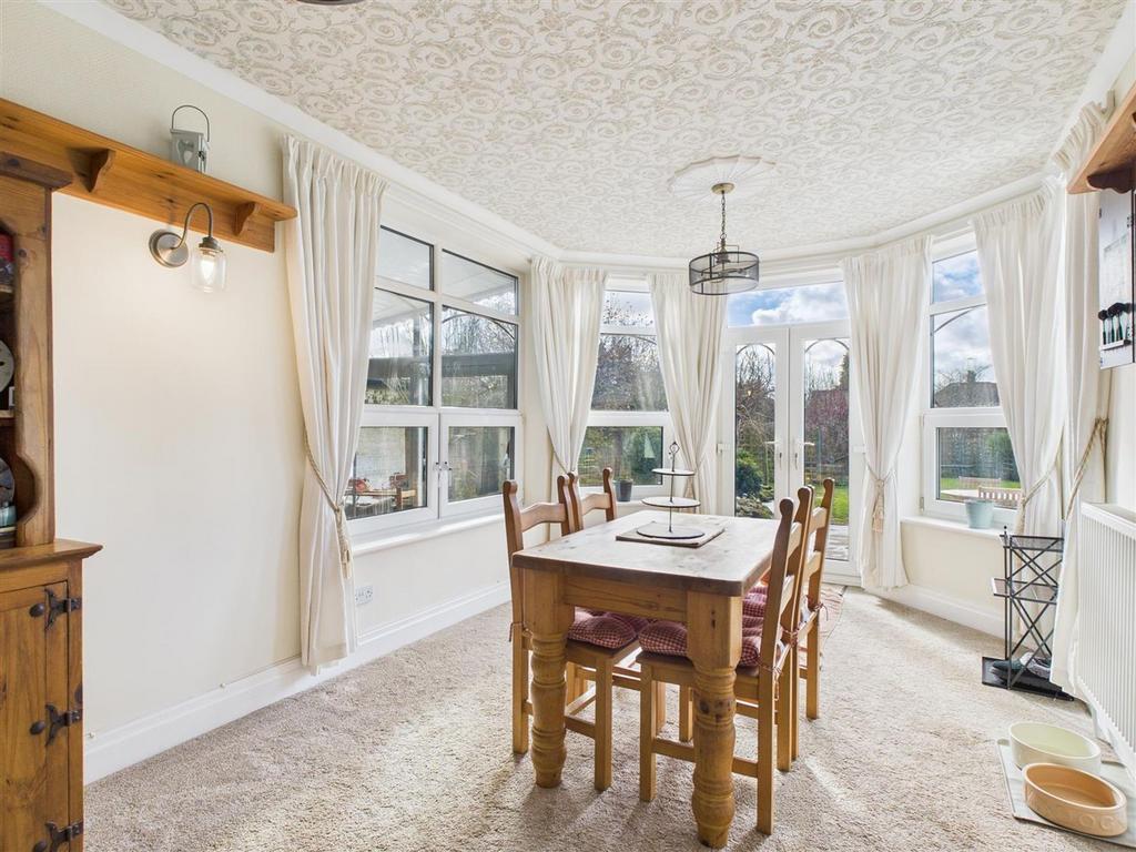 Sitting room/ dining area