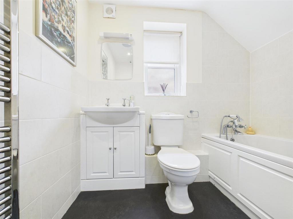 Guest cloakroom (with shower)