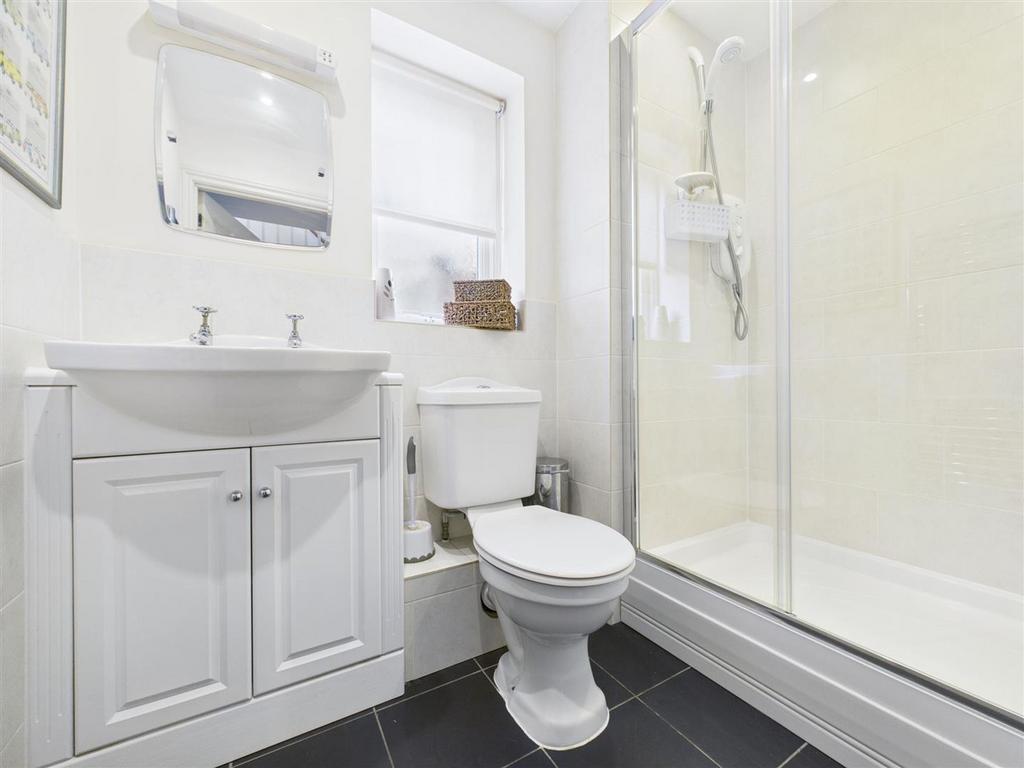 Guest cloakroom (with shower)