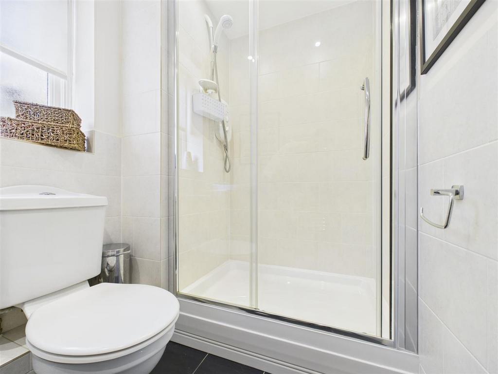 Guest cloakroom (with shower)