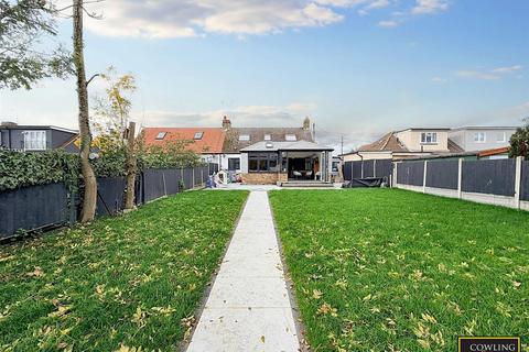 3 bedroom semi-detached house for sale, Fanton Walk, Wickford
