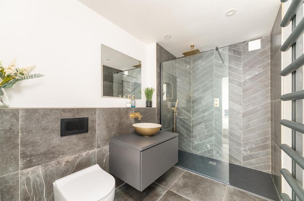 Ground floor bedroom en suite
