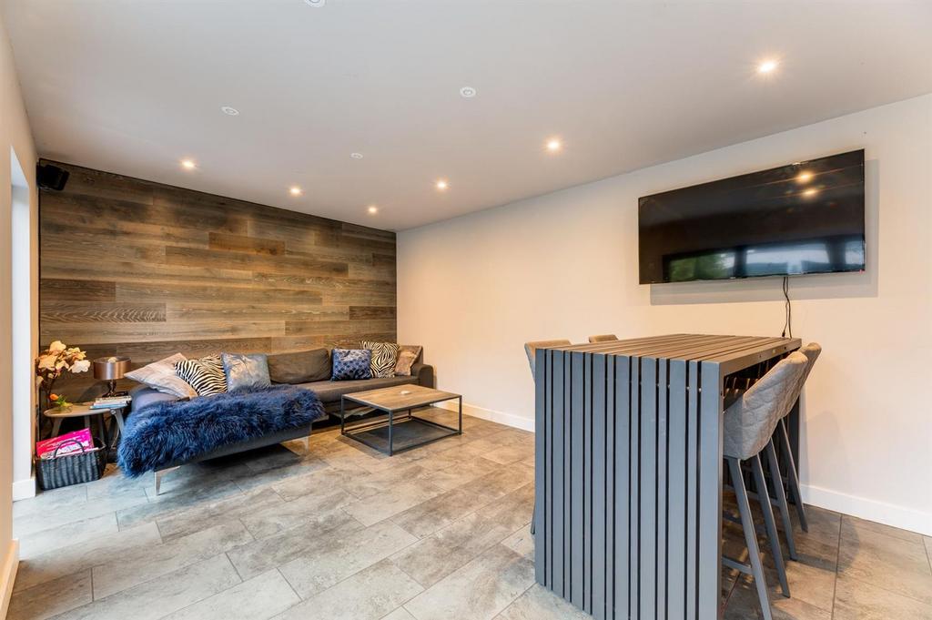 Garden room and bar