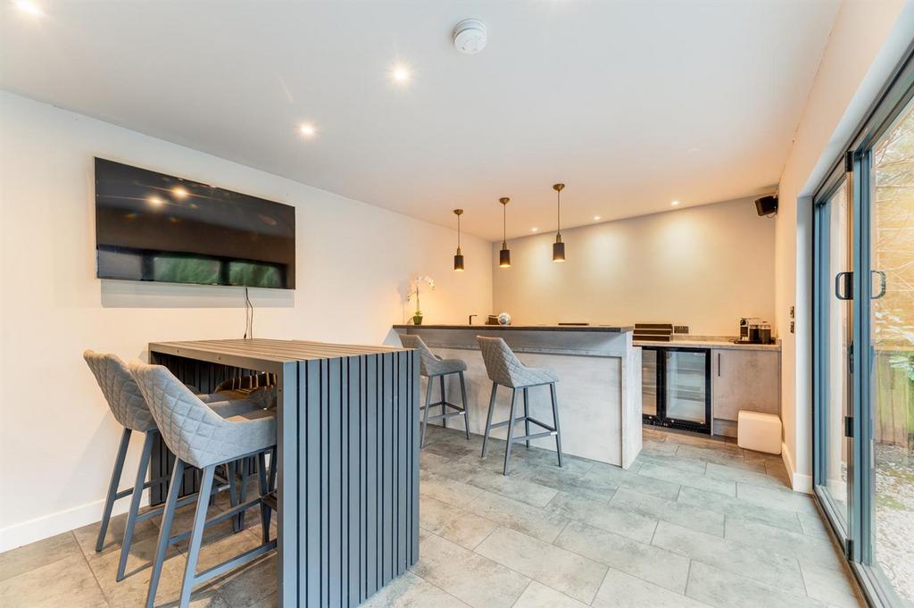 Garden room and bar