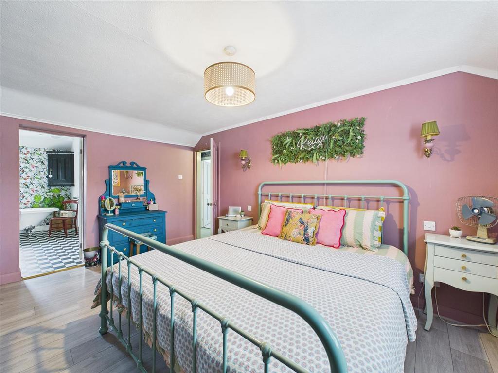 Bedroom 1/ master suite