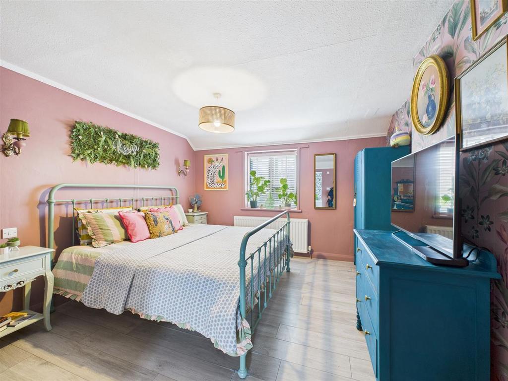 Bedroom 1/ master suite