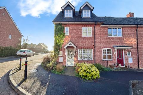 3 bedroom end of terrace house for sale, Stockbridge Road, Fleet