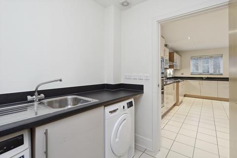 4 bedroom terraced house to rent, Goodacre Close, Weybridge, Surrey, KT13