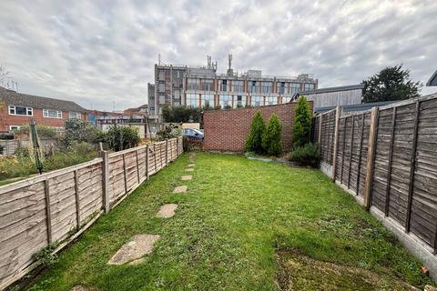 2 bedroom maisonette to rent, Redhill, RH1