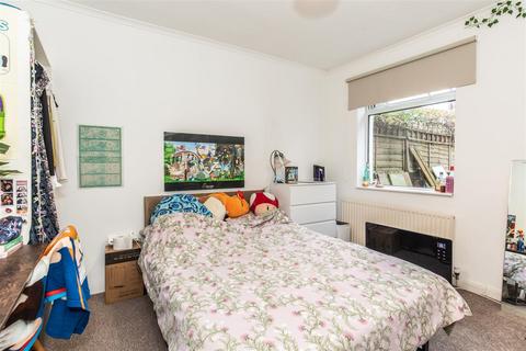 3 bedroom flat to rent, Milner Road, Brighton
