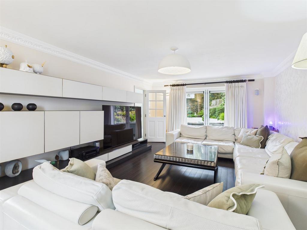 CAM04392 G0-PR0149-STILL007.jpg