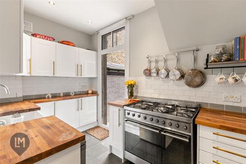 2 bedroom flat for sale, Cromford Road, London