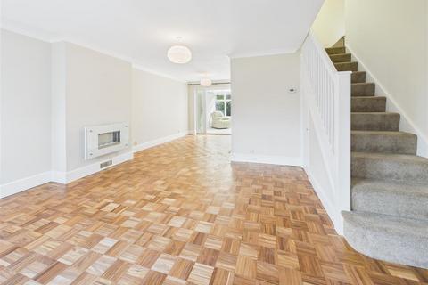 4 bedroom semi-detached house to rent, Royston Close, Walton-On-Thames