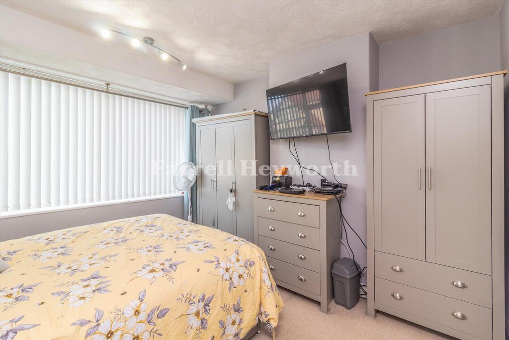 Bedroom 1 image 2