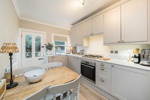 2 bedroom flat for sale, Huguenot Place, London SW18