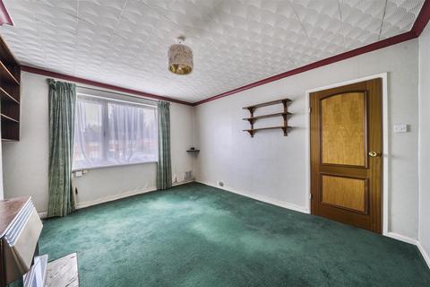 2 bedroom flat for sale, Ashfield Avenue, Bushey WD23
