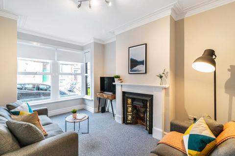 6 bedroom house to rent, Burchett Place, Leeds LS6