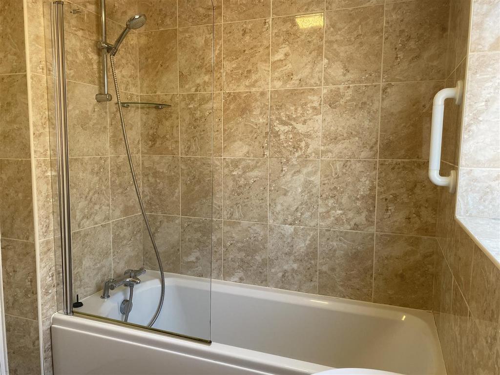 Bathroom b.JPG