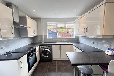 2 bedroom bungalow to rent, Beverley Close, Ashton-Under-Lyne OL6