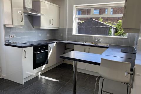 2 bedroom bungalow to rent, Beverley Close, Ashton-Under-Lyne OL6