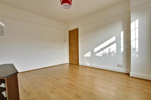 3 bedroom semi-detached house to rent, Winlaton Road, Bromley BR1