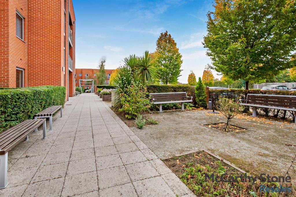 8666943-exterior09-800.jpg